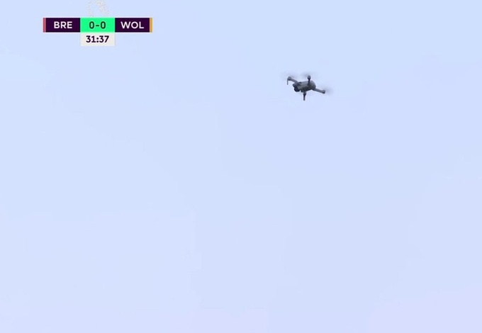 طائرة "درون" تتسبب في توقف مباراة برينتفورد ضد وولفرهامبتون في الدوري الإنجليزي