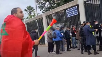 بالفيديو : جماهير غفيرة ومتحمسة لتشجيع المنتخب من أمام مركب محمد الخامس
