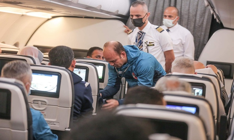 طبيب الأهلي يقدم الاسعافات لسيدة مغربية على متن الطائرة