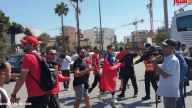 بالفيديو : مشجعون اهلاويون يقتحمون صف جمهور الوداد بالاهازيج