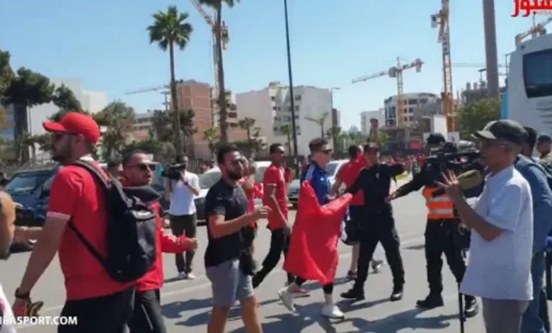 بالفيديو : مشجعون اهلاويون يقتحمون صف جمهور الوداد بالاهازيج