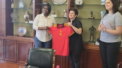 رئيسة عصبة الكرة النسوية تزور مقر الإتحاد الإسباني لكرة القدم