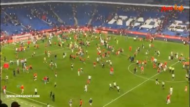 الجماهير تقتحم أرضية الملعب بعد نهاية مباراة المنتخب الوطني ضد تشيلي