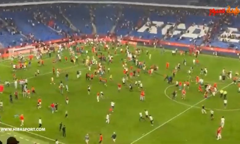 الجماهير تقتحم أرضية الملعب بعد نهاية مباراة المنتخب الوطني ضد تشيلي