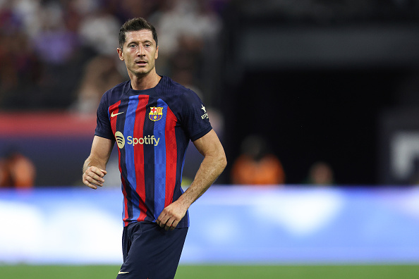 ليفاندوفسكي يهنئ زملاءه في برشلونة