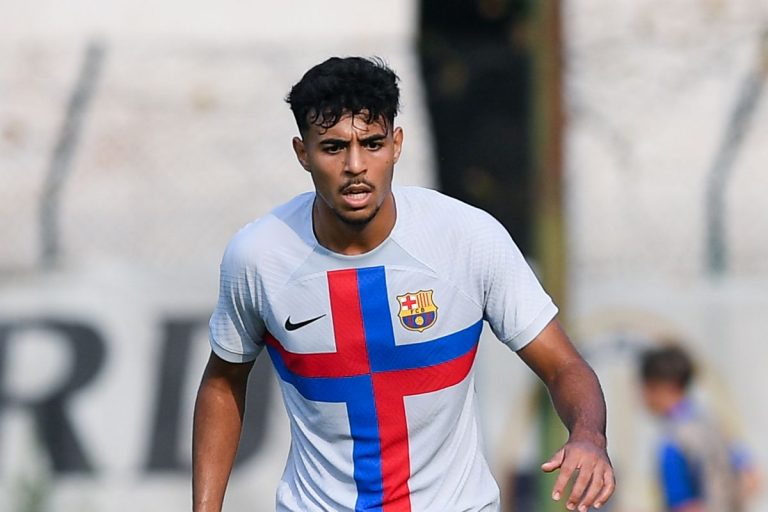 تشافي يستدعي شادي رياض لمباراة برشلونة ضد أوساسونا في الليجا