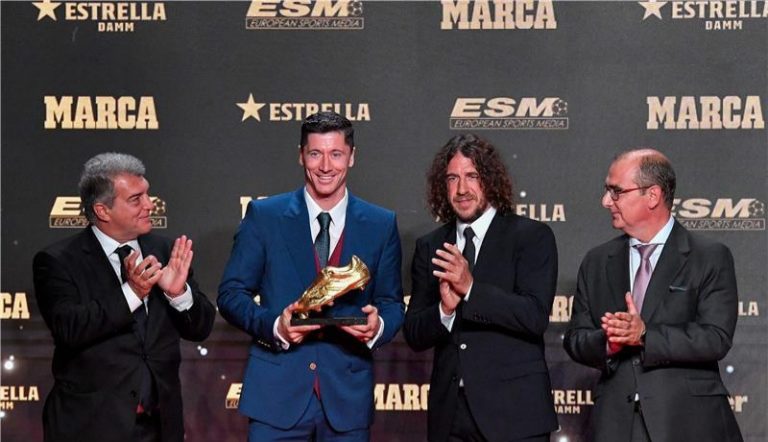 برشلونة يحتفل بحذاء ليفاندوفسكي الذهبي