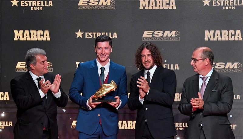 برشلونة يحتفل بحذاء ليفاندوفسكي الذهبي