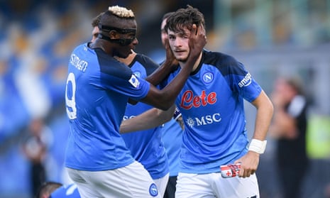 نابولي يفوز على اتالانتا ويعزز صدارة الكالتشيو