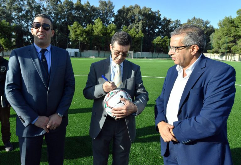 الجامعة تسلم ملعبا بمركز تكوين المغرب الفاسي
