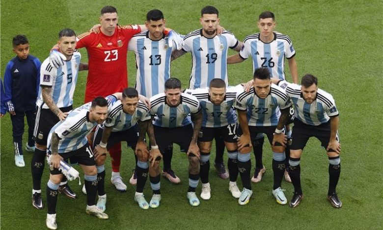 الطاقم التقني للمنتخب الأرجنتيني يعاقب اللاعبين بعد الهزيمة أمام السعودية