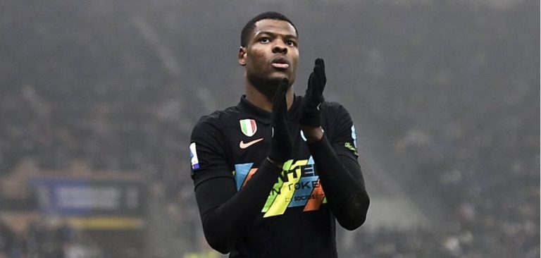 الإصابة تضرب دومفريس وتهدد مشاركته مع هولندا في المونديال