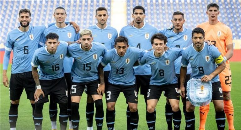 سواريز يقود هجوم أوروجواي أمام كوريا