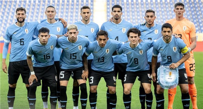 سواريز يقود هجوم أوروجواي أمام كوريا