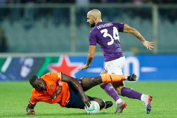 أمرابط يعود إلى صفوف فيورنتينا بعد تعافيه من الإصابة