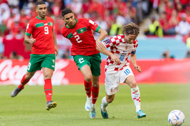 إصابة حكيمي أمام كرواتيا.. واللاعب يعرض إصابته على طبيب المنتخب الوطني