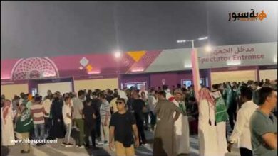 مئات الجماهير السعودية تنتظر فتح الابواب لولوج المدرجات
