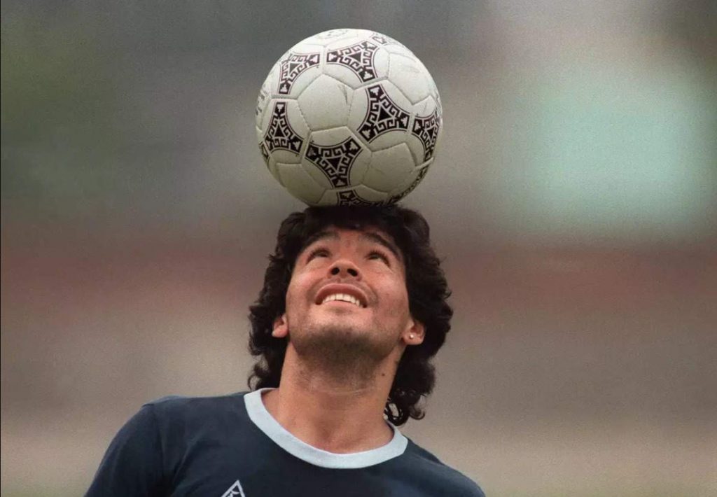 بيع كرة الهدف التاريخي لمارادونا في مزاد علني مقابل 2.4 مليوني دولار