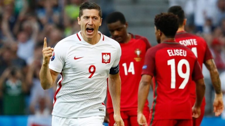 منتخب بولندا يطرد مرافق ليفاندوفسكي