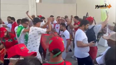 الجمهور المغربي يرقص قرب ملعب الثمامة على الانغام الخليجية