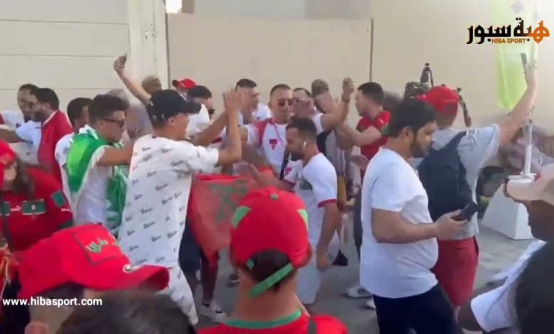 الجمهور المغربي يرقص قرب ملعب الثمامة على الانغام الخليجية