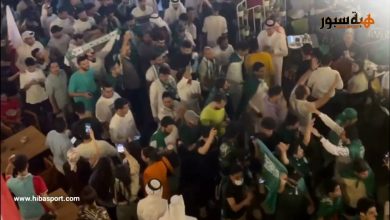 الجمهور السعودي يخلق الحدث بأهازيجه بسوق واقف قبل مباراة منتخبه المصيرية