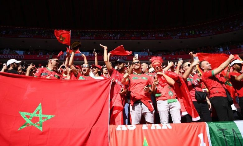 الجماهير المغربية تحتفل مع اللاعبين بعد التعادل مع كرواتيا