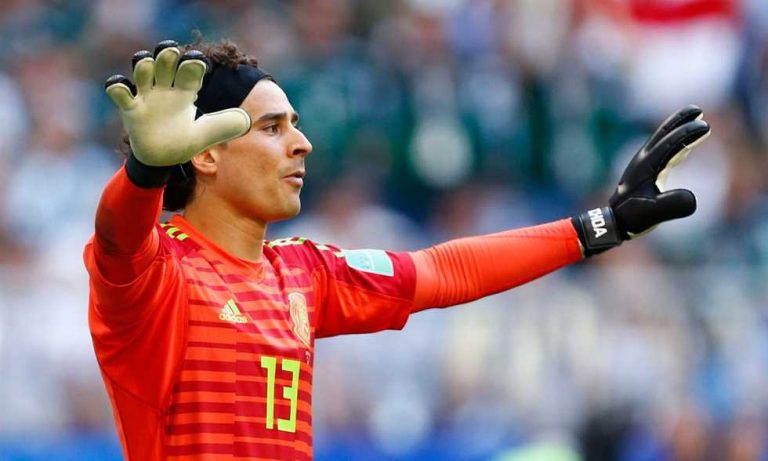 الحارس المكسيكي أوتشوا يقترب من اللعب في الدوري الإيطالي