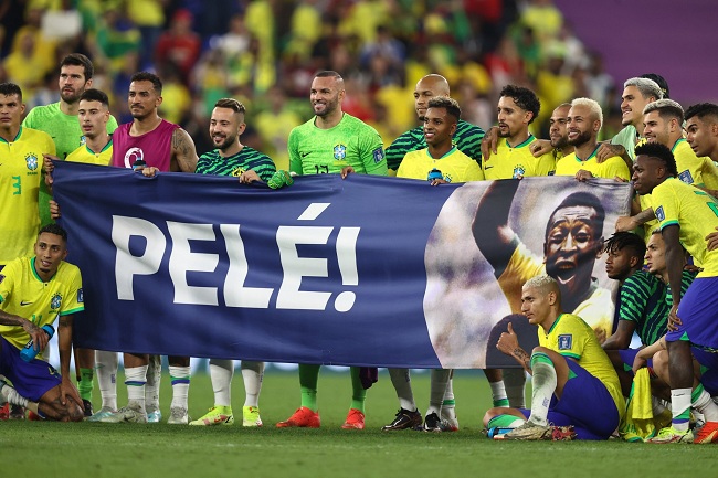 لاعبو البرازيل يدعمون بيليه خلال مباراتهم ضد كوريا الجنوبية في المونديال