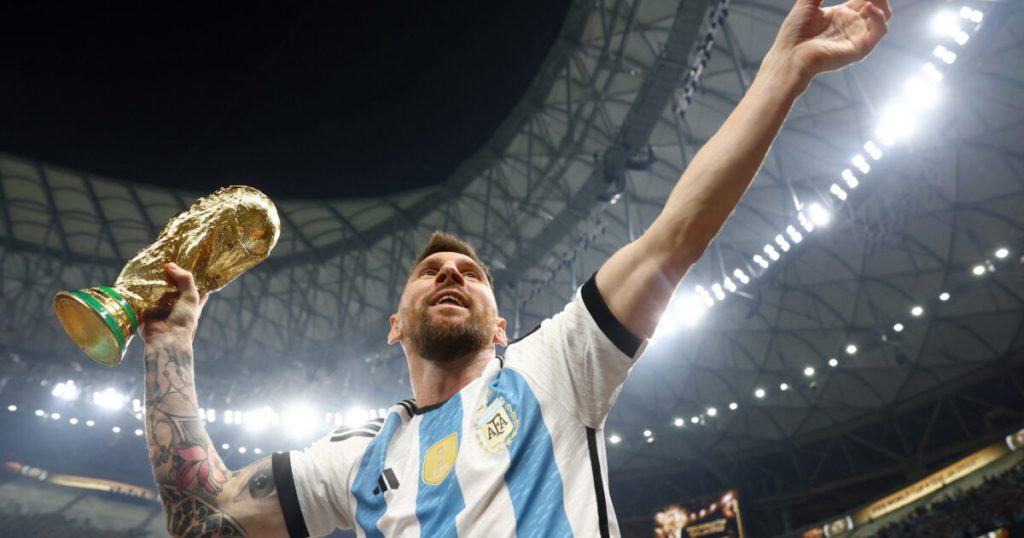 لابورتا يكشف موقفه من عودة ميسي لبرشلونة