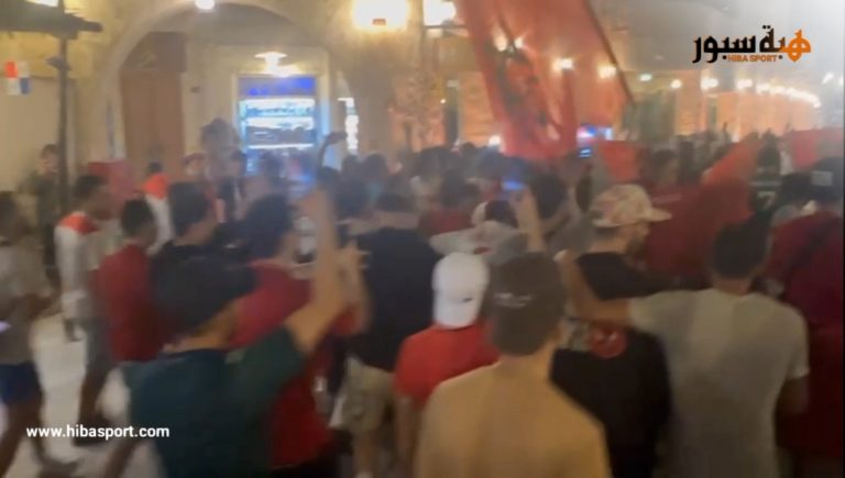 بالفيديو : الجمهور المغربي يقضي ليلة بيضاء بشوارع قطر بعد تأهل الأسود
