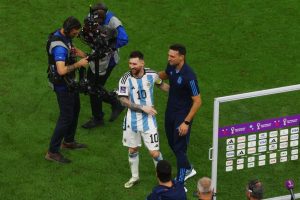 مدرب منتخب الأرجنتين يطالب ميسي بالاستمرار حتى مونديال 2026