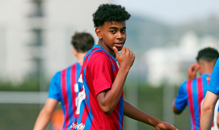 الموهبة المغربية لامين يامال (15 سنة) تخطف الأضواء في تدريبات الفريق الأول لبرشلونة