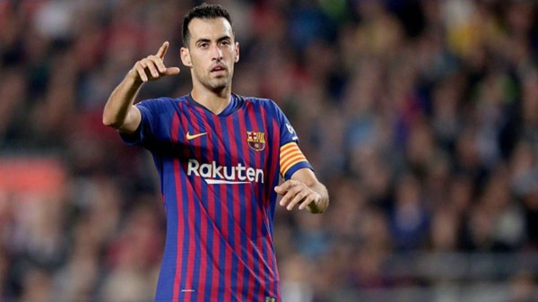 ميسي يقود بوسكيتس لتجديد عقده مع برشلونة