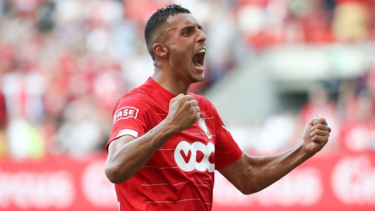 املاح تحت مجهر نوتنتغهام فورست الإنجليزي