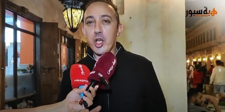 مشجع مغربي فرح بعد تمكنه من ضمان تذكرة مباراة اسبانيا