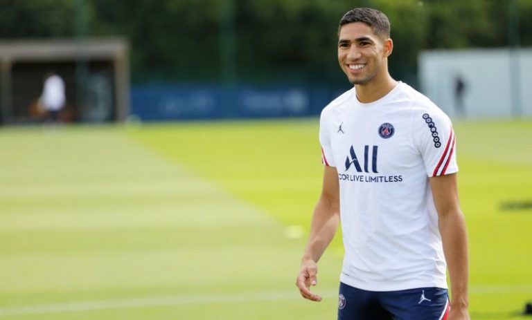 حكيمي يقطع عطلته ويعود إلى تدريبات باريس سان جيرمان