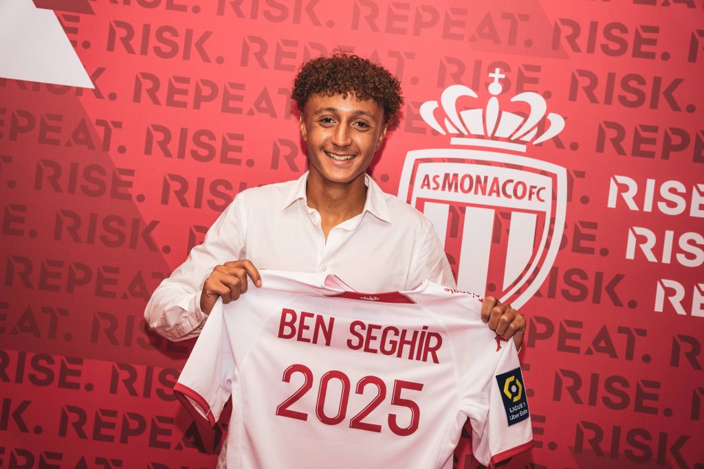 المغربي إلياس بنصغير (17 سنة) يسجل ثنائية ويقود موناكو للفوز أمام أوكسير في الدوري الفرنسي