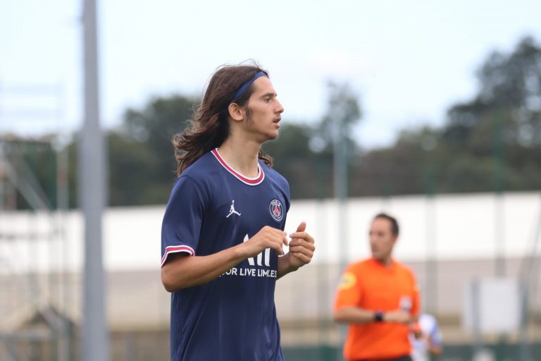 المهاجم المغربي إلياس حسني يسجل ثنائية مع الفريق الأول لباريس سان جيرمان في مباراة ودية