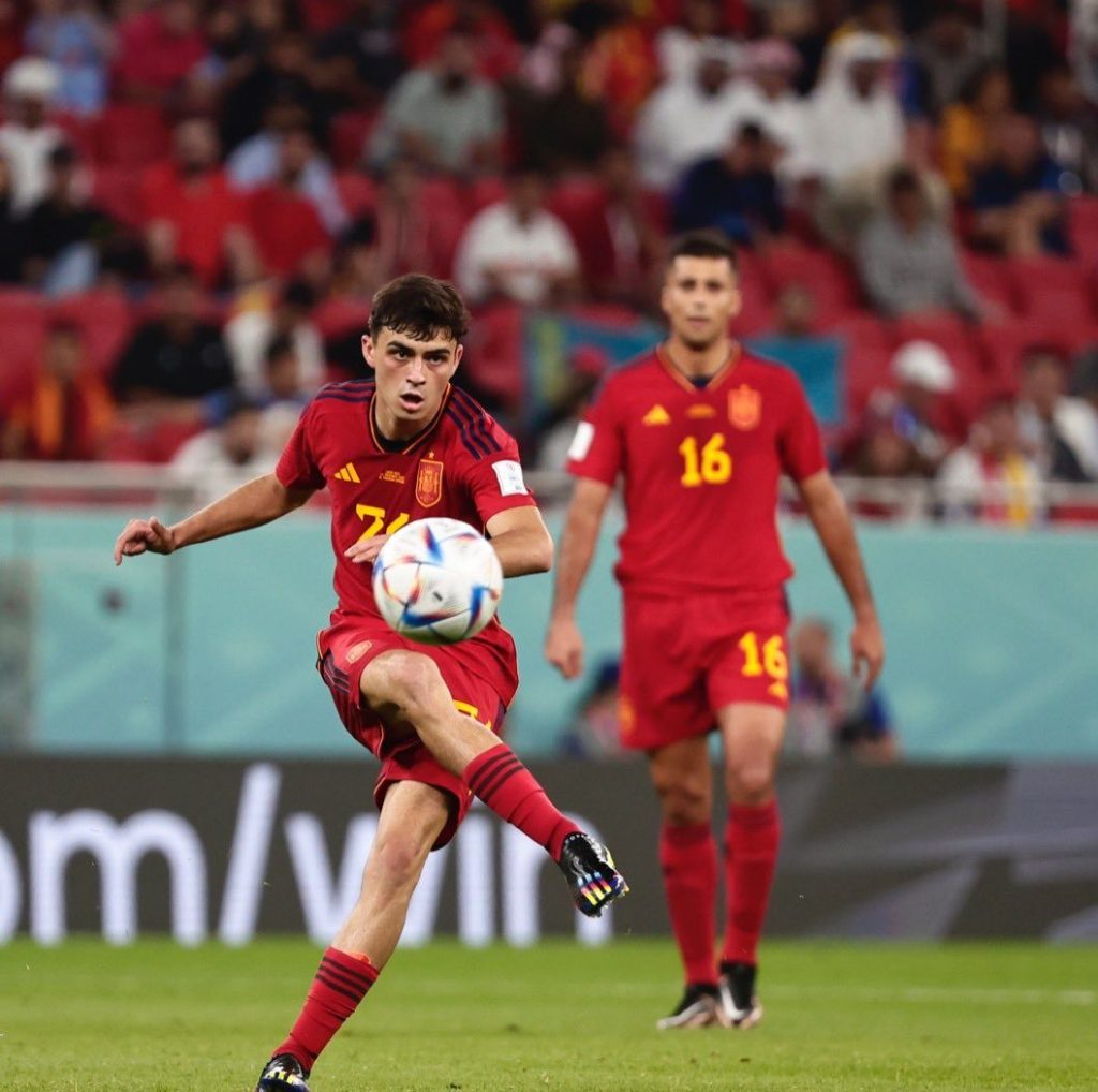 بيدري يكشف عن سبب عدم تهنئته لميسي