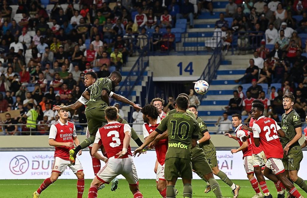 أرسنال يفوز على ميلان ويتوج بكأس سوبر دبي الودية