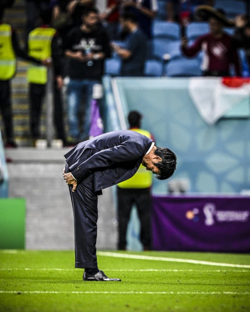 مدرب اليابان ينحني احتراما للجماهير بعد الإقصاء من المونديال