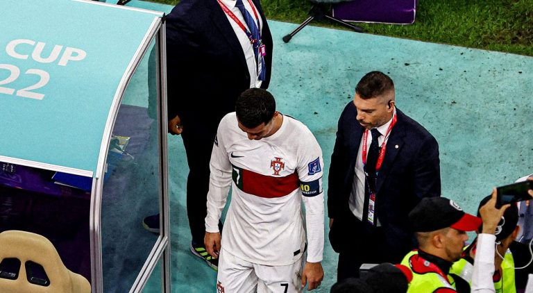 رونالدو يدخل في نوبة بكاء بعد إقصاء البرتغال من المونديال