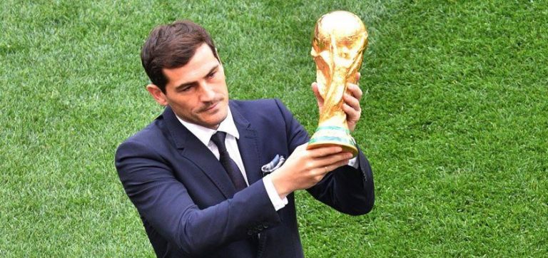 اختيار كاسياس لحمل كأس العالم قبل النهائي