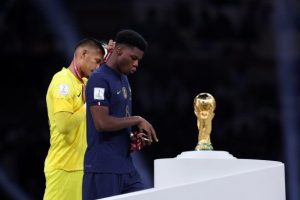 نجوم المنتخب الفرنسي يتعرضون لهجمات عنصرية بعد خسارة لقب كأس العالم