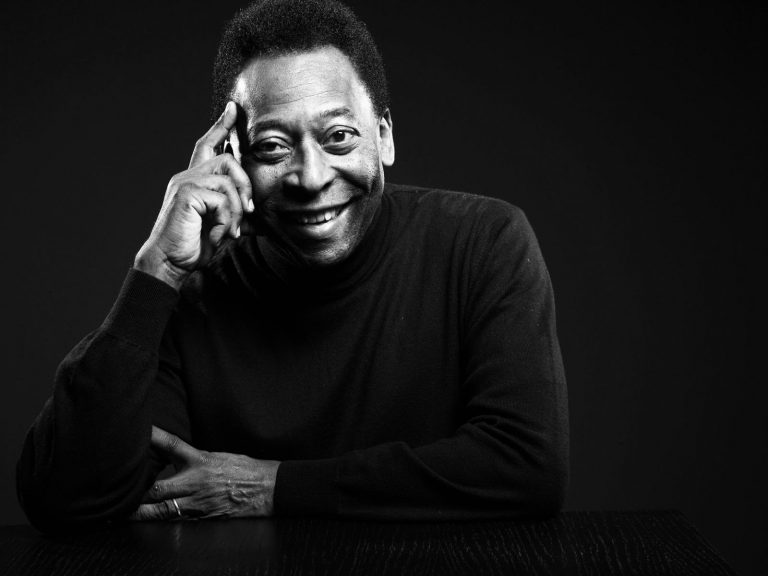 الأندية العالمية تودع الأسطورة بيليه