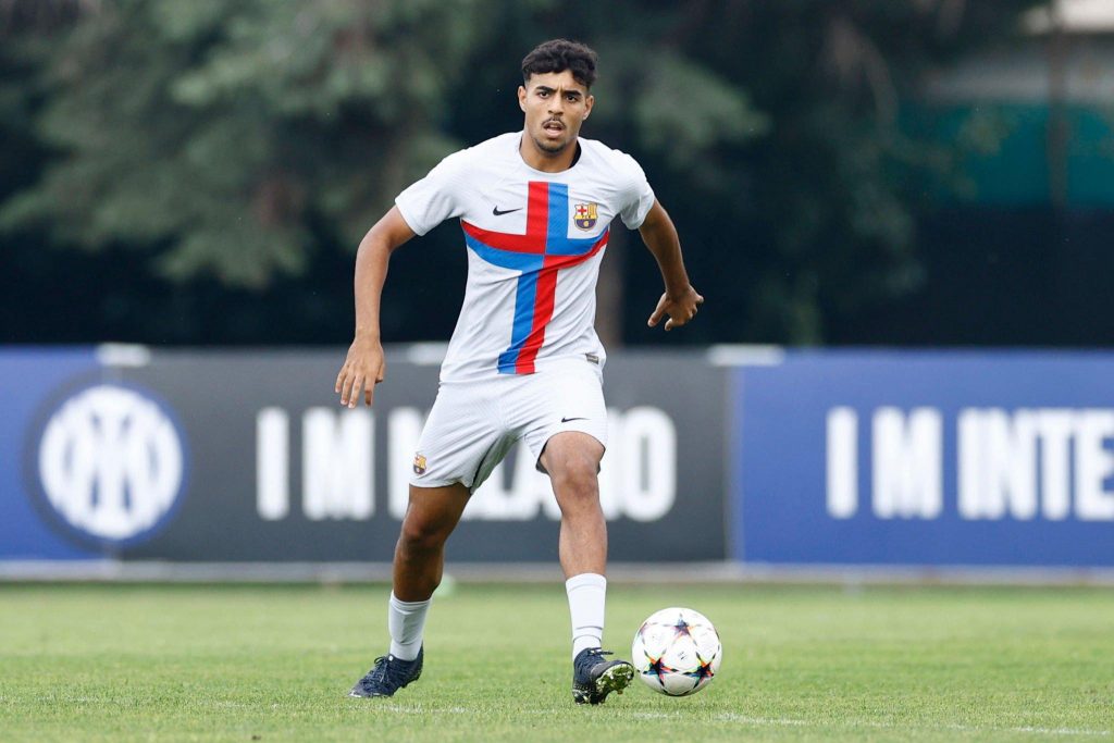 المغربي شادي رياض بديلا لجيرارد بيكيه في برشلونة