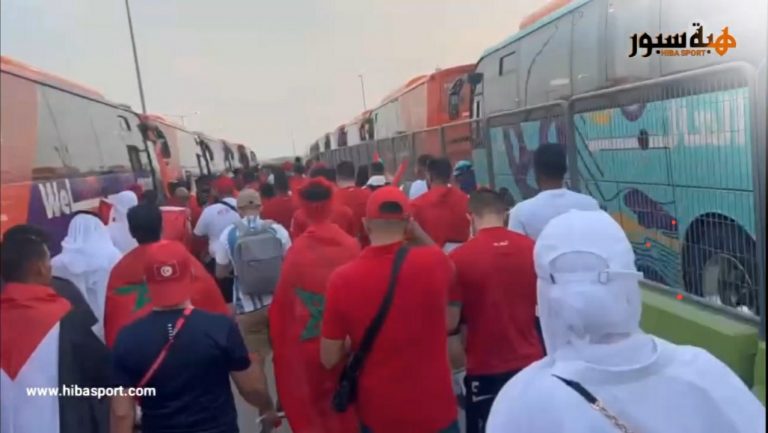 بالفيديو : هكذا توجهت الجماهير المغربية في قطر للملعب لتشجيع المنتخب