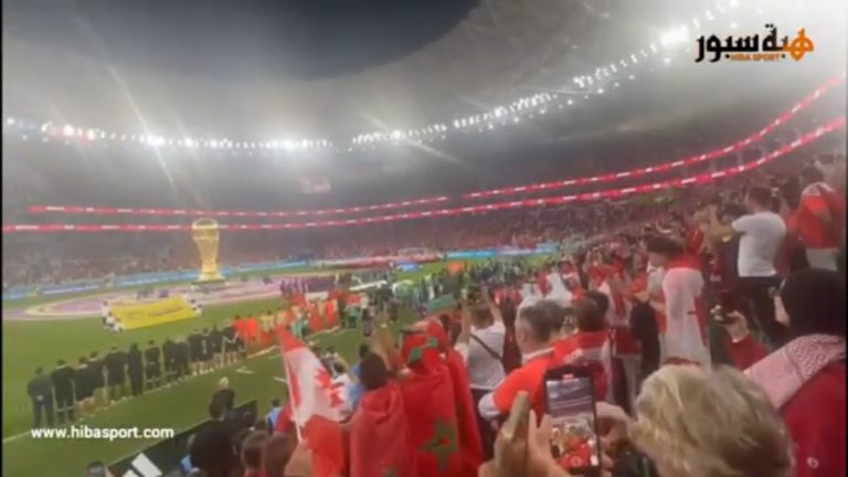 التبوريشة : الجماهير تتفاعل في المدرجات مع النشيد الوطني المغربي