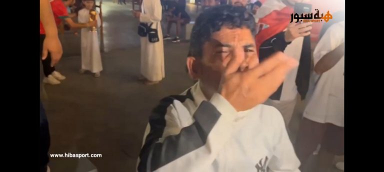 مشجع هندي يحتفل بتأهل المنتخب المغربي بطريقة طريفة